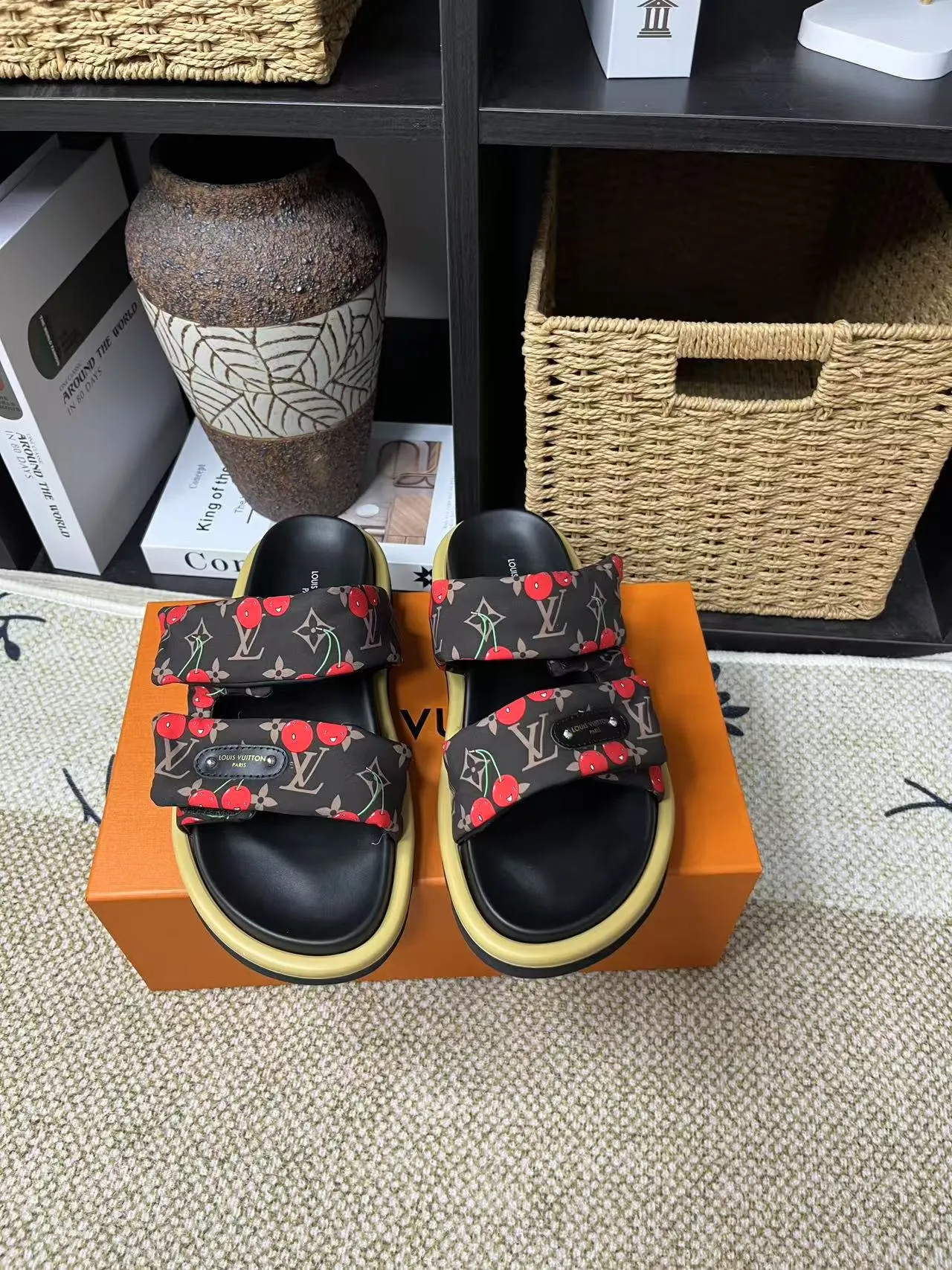 P340 yuan LV Louis Vuitton Full of high-end feel! A popular model among bloggers at home and abroad, it’s retro and fashionable, and looks stunning on your feet! Mainly recommended model on the official website★ ━━━━━ ЅᏇєєt ━━━━━ ▪️Upper: original calfskin ➕5D printing process ▪️Inner: imported mixed sheepskin ▪️Outsole: original molded foam outsole ▪️Size: Female 35-40 Men's 39-44 (women's 41 men's 45)